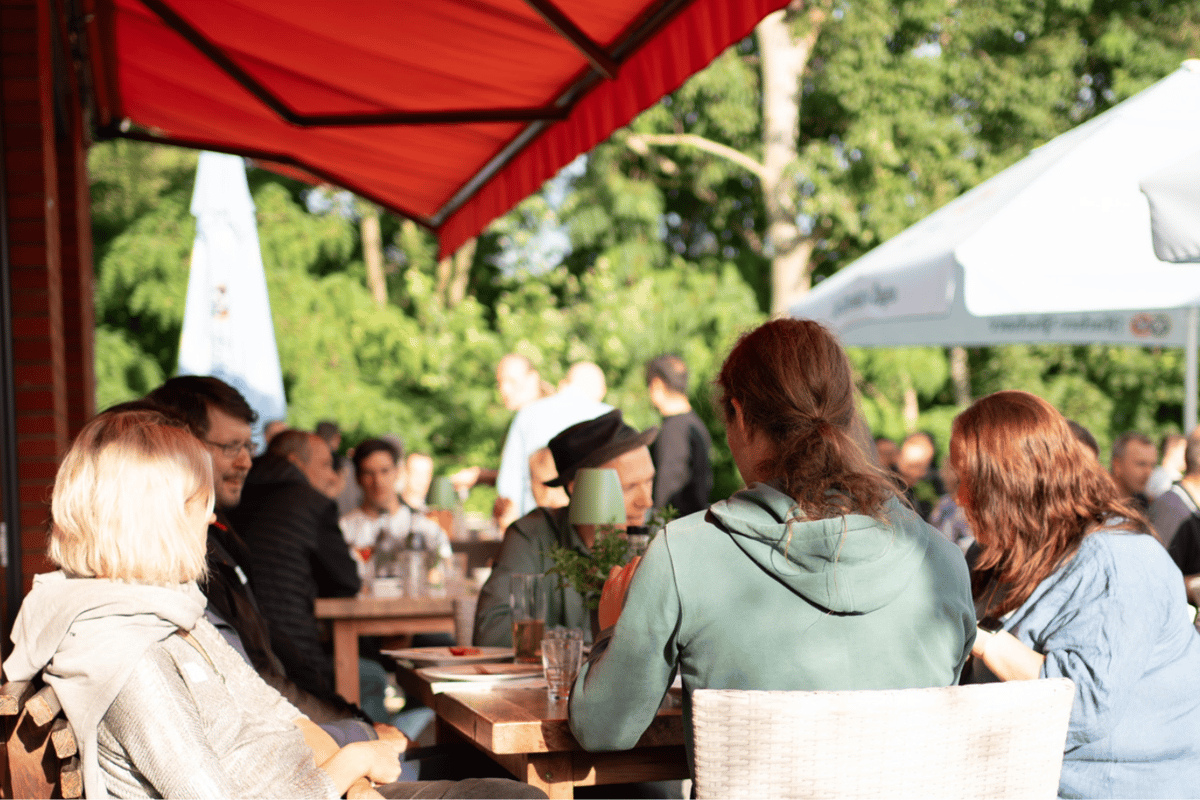 Kolleg:innen draußen am Tisch beim Sommerfest unseres Fachbereiches Software