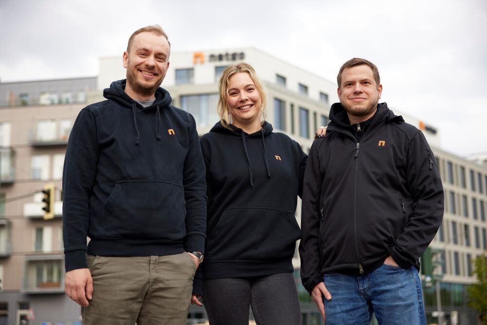 Team netgo vor dem Gebäude des Berliner Standortes von netgo