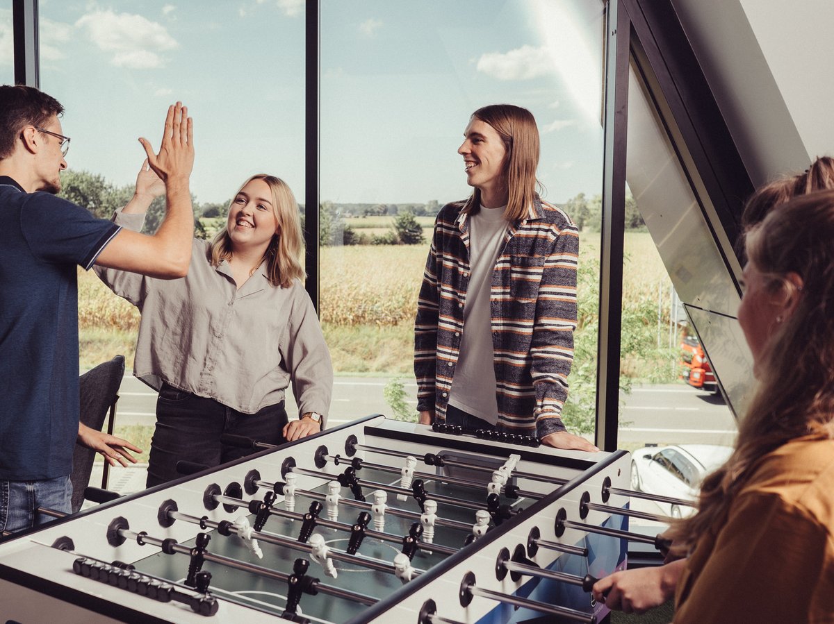 netgo Auszubildende am kickern am Standort in Borken